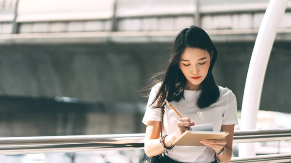 在亚洲工作的年轻成年人女性通过在线与团队合作的互动数字平板电脑 现代技术的生活方式 单身女企业家形象 — 图库照片