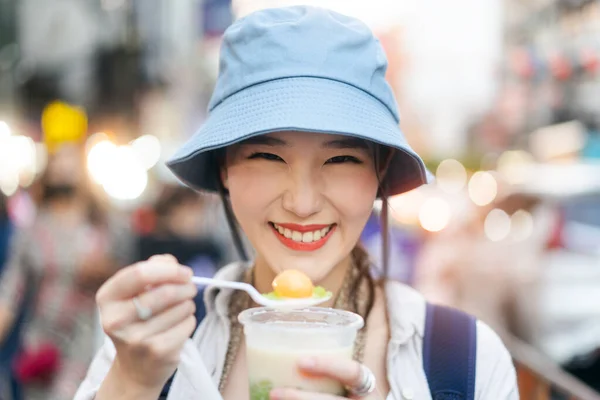 Yakın Çekim Mutlu Genç Asyalı Gurme Kadın Sırt Çantalı Gezgin — Stok fotoğraf
