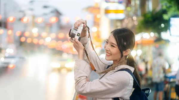Vonzó Boldog Mosoly Fiatal Felnőtt Ázsiai Utazó Fényképezőgéppel Utazunk Emberek — Stock Fotó