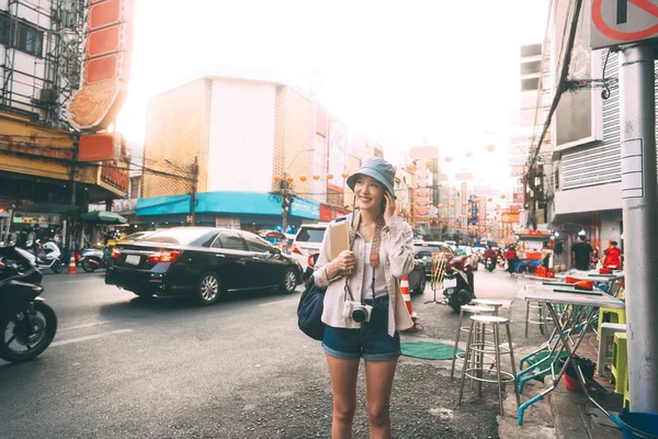 Walking Happy Young Adult Asian Woman Traveller Wear Blue Hat — Foto de Stock