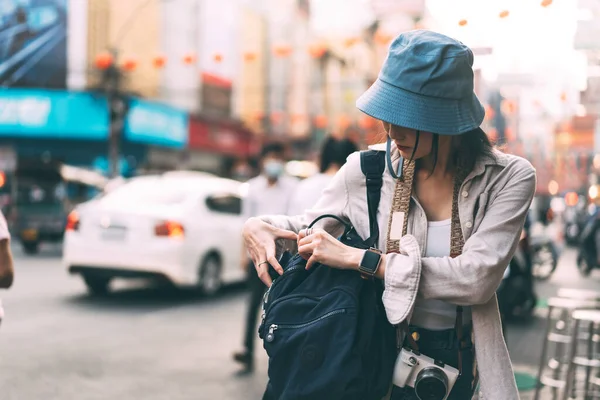 Jonge Volwassen Aziatische Vrouw Reiziger Openen Rugzak Mensen Reizen Stad — Stockfoto