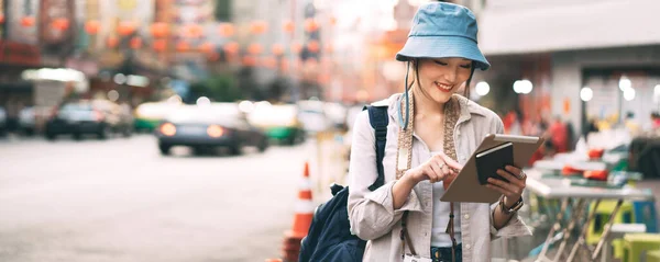 Genç Asyalı Kadın Gezgin Mavi Şapka Sırt Çantası Takıyor Modern — Stok fotoğraf