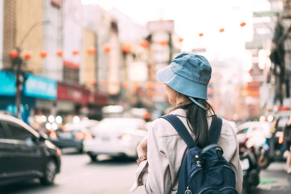 Achteraanzicht Van Wandelende Jonge Volwassen Aziatische Vrouw Reiziger Rugzak Mensen — Stockfoto