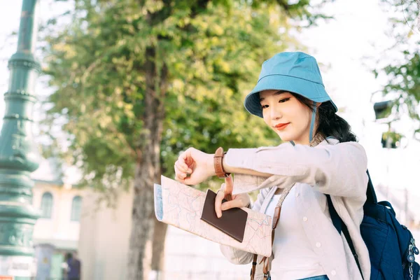 Yürüyen Genç Güneydoğu Asyalı Kadın Gezgin Mavi Şapka Sırt Çantası — Stok fotoğraf