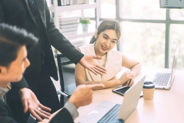 Güneydoğu Asya İş Adamları Grubu ofis konsepti üzerinde çalışıyor. Beyaz takım elbiseli genç bir kadın toplantı odasında kısa bir strateji için toplanıyor..