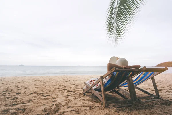 Sudeste Asiático Vacaciones Concepto Viaje Verano Vista Trasera Relajarse Mujer — Foto de Stock