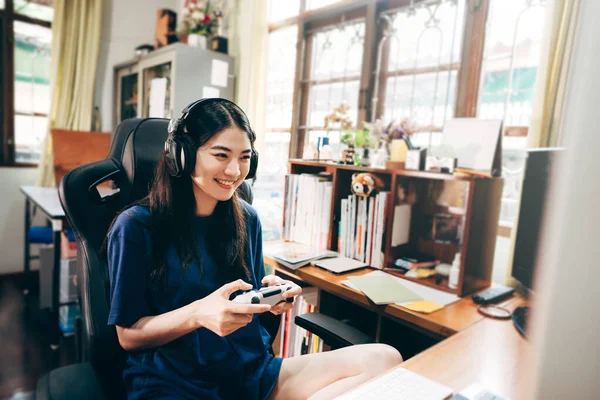 喜びコントローラを保持する若い大人のアジアの女性の手は ヘッドセットを着用し ゲームをプレイ 人々は自宅のコンセプトでリラックスしてエンターテイメントライフスタイル — ストック写真