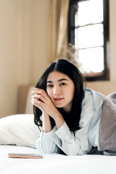 人々は家の概念にとどまる 目が覚めた後 寝室で若い大人のアジアのきれいな女性の肖像画 窓と朝の日差しのある国内の部屋 — ストック写真