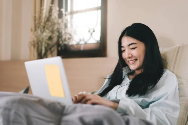 Vrolijke Glimlach Jonge Volwassen Aziatische Vrouw Met Behulp Van Laptop — Stockfoto