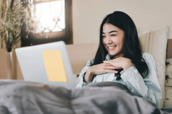 Vrolijke Glimlach Jonge Volwassen Aziatische Vrouw Met Behulp Van Laptop — Stockfoto