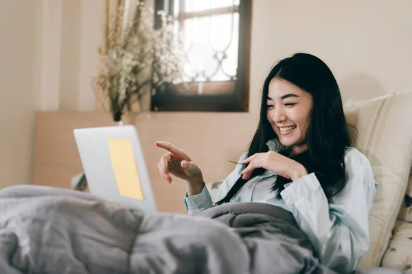 Vrolijke Glimlach Jonge Volwassen Aziatische Vrouw Met Behulp Van Laptop — Stockfoto