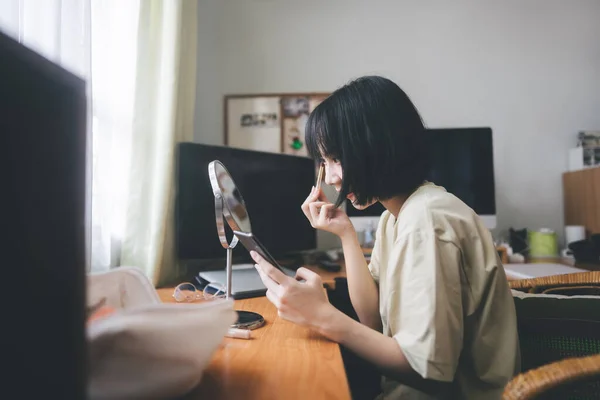 快乐的生活方式准备好迎接新的一天 在总部工作的亚裔年轻女性化妆和面部皮肤护理 — 图库照片