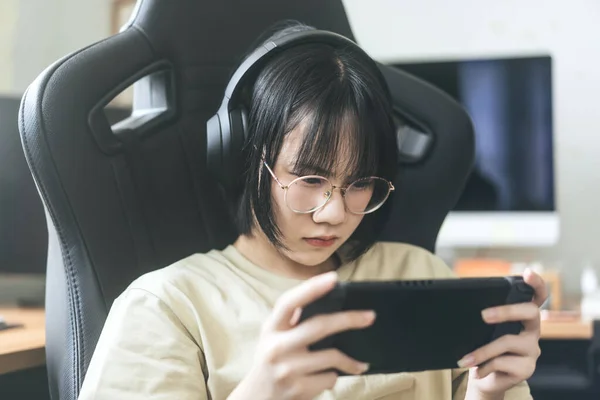 Nek Stili Genç Asyalı Oyuncu Kadın Gözlük Takıyor Kulaklık Takıyor — Stok fotoğraf