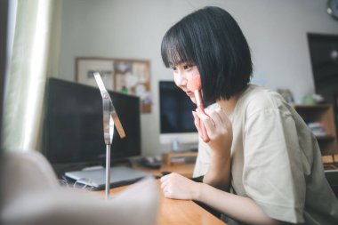 Bekar sağlıklı yaşam, mutlu yaşam tarzı, günlük konsepte hazır. Genç Asyalı kadın makyajı ve yüz derisi ev ofisinde çalışmak için..
