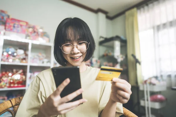 Vásárlás Online Technológia Metaverse Koncepció Fiatal Felnőtt Ázsiai Okostelefon Hitelkártya — Stock Fotó