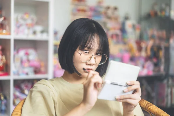 Nerd Style Jeune Adulte Asiatique Gamer Femme Porter Des Lunettes — Photo