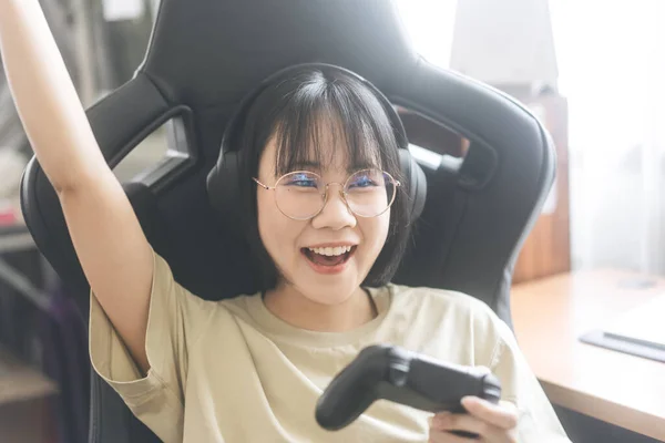 Nerd Estilo Jovem Adulto Asiático Gamer Mulher Desgaste Óculos Jogar — Fotografia de Stock