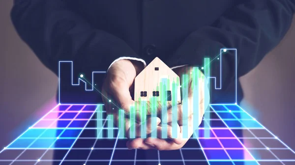 İş adamı ev modelini dijital finansman büyüyen yeşil grafiğiyle tutuyor. Metatik siber konsepte emlak yatırımı. 
