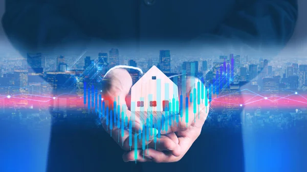 Şehir hologramına sahip bir iş adamı ev modelini elinde tutuyor. Finansal piyasa artışı gösteriyor. Merkezi olmayan boğa ekonomisi fiyat artışı grafiği pozitif. Siber punk ağ tema rengi konsepti.