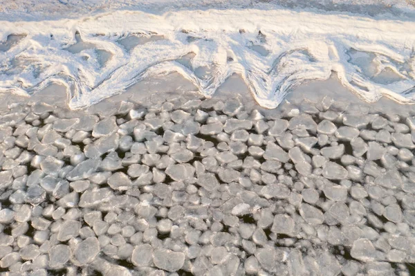 부서진 과짙은 노골적 드론에서 바라본 얼음이야 나강의 얼어붙은 표면의 — 스톡 사진