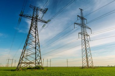 Yüksek voltajlı elektrik hatları. Elektrik dağıtım istasyonu. Yüksek voltajlı elektrik iletim kulesi. Güç hatları ve trafoları olan dağıtım elektrik santrali.