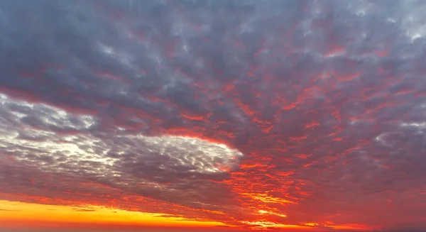 Яркий Насыщенный Облачный Закат Восход Солнца — стоковое фото
