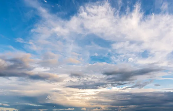 Fondo Del Cielo Con Muchas Nubes Estrato Variadas Antes Puesta — Foto de Stock