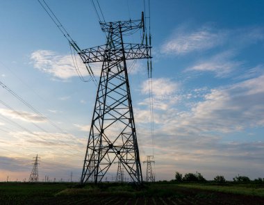 Gecelik elektrik direkleri ve doymuş güzel gökyüzü. dağıtım, iletim ve elektrik tüketimi