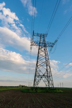 Gecelik elektrik direkleri ve doymuş güzel gökyüzü. dağıtım, iletim ve elektrik tüketimi