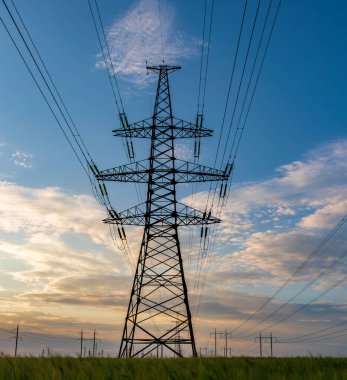 Gecelik elektrik direkleri ve doymuş güzel gökyüzü. dağıtım, iletim ve elektrik tüketimi