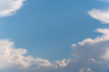 Gökyüzü arkaplanı gün batımından önce çok çeşitli stratus bulutları ile.