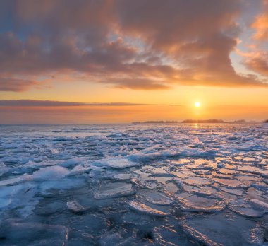 Kış manzarası, sıradışı şekilli buzla kaplı nehir, saf donmuş su güzel desenler yaratır..