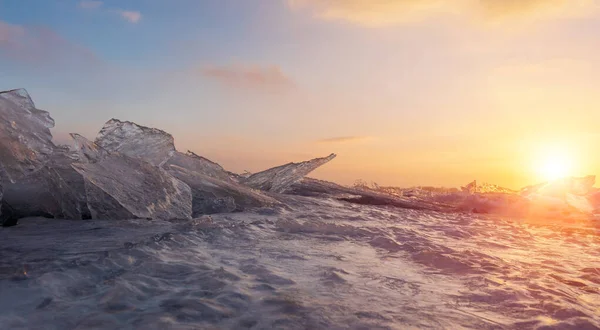Paesaggio Invernale Fiume Coperto Ghiaccio Forma Insolita Acqua Pura Congelata — Foto Stock