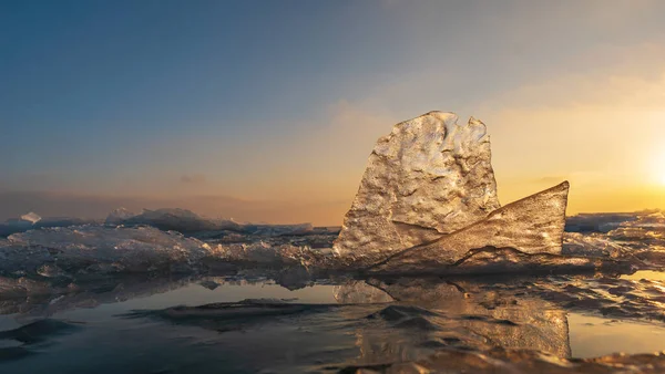 Kousky Čistého Ledu Slunci Zmrzlá Sladkovodní Řeka — Stock fotografie