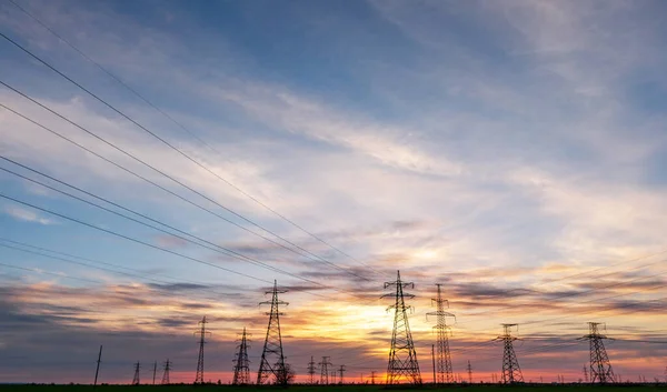 Gün Batımında Elektrik Direkleri Doymuş Güzel Gökyüzü Dağıtım Iletim Elektrik — Stok fotoğraf