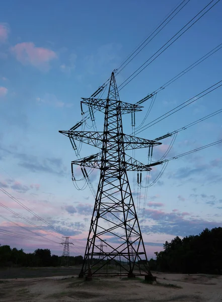 Silueta Líneas Eléctricas Alta Tensión Contra Cielo Colorido Amanecer Atardecer — Foto de Stock