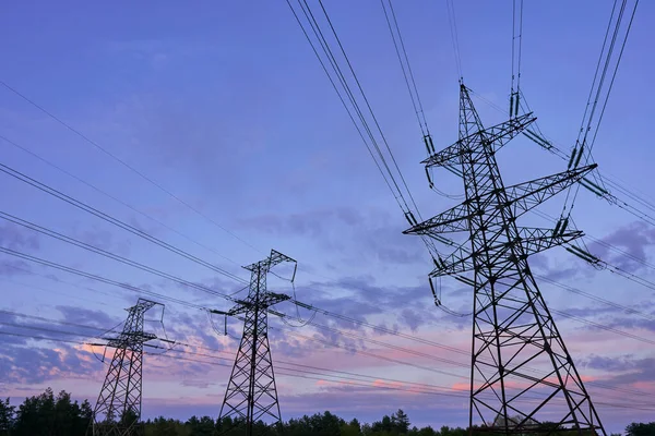 Silueta Líneas Eléctricas Alta Tensión Contra Cielo Colorido Amanecer Atardecer —  Fotos de Stock