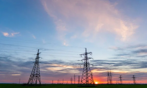 Silueta Líneas Eléctricas Alta Tensión Contra Cielo Colorido Amanecer Atardecer Imagen de stock