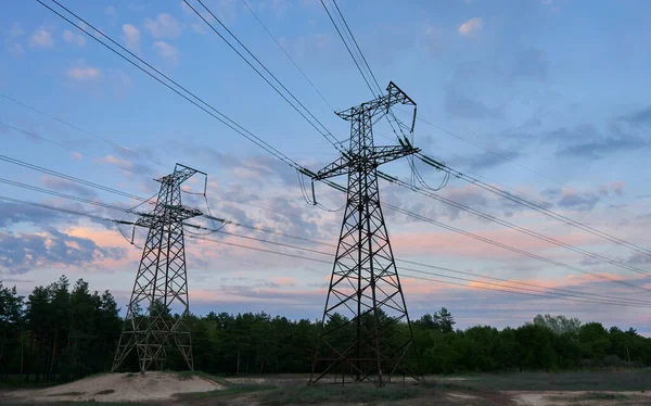 Silueta Líneas Eléctricas Alta Tensión Contra Cielo Colorido Amanecer Atardecer Fotos de stock
