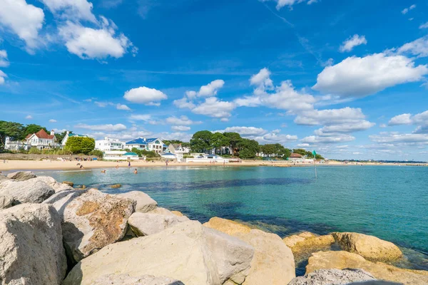 Şehrin panoramik manzarası ve İngiltere plajı.