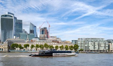 LONDON, BİRLİK KINGDOM - 12 Eylül 2022 Thames Nehri 'ndeki Thames Clipper Uber Teknesi. Yüksek kalite fotoğraf