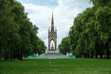 Albert Anıtı, Kensington Gardens, Londra 'da yer almaktadır. Yüksek kalite fotoğraf