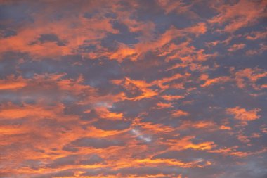 Güzel turuncu güneş deniz ve bulutlarla doğuyor. Yüksek kalite fotoğraf