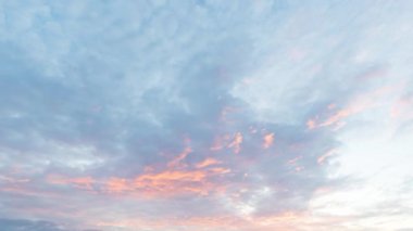 4K Sky Time 'ın çöküşü, güzel arka plan, gökdelenlerin gökyüzü zamanı, bulutlu mavi gökyüzü ve güneş, Gündoğumunda Bulutlar. Yüksek kalite 4k görüntü