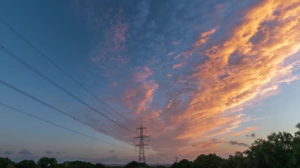 Σιλουέτα Των Γραμμών Ισχύος Έναντι Ενός Όμορφου Ηλιοβασιλέματος Σύννεφα Υψηλής — Αρχείο Βίντεο