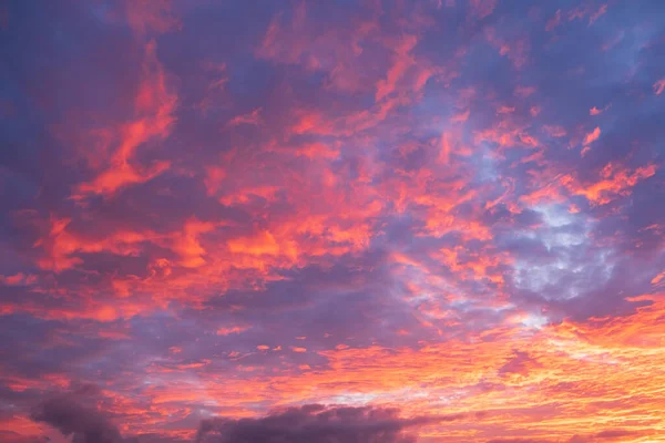 Красивый Оранжевый Рассвет Облаками — стоковое фото