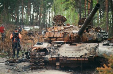 Bucha ve kameraman yakınlarında imha edilen Rus tankı. 