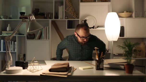 Çalışan Adam Masada Oturuyor Skandinav Çalışma Alanı Sınav Için Gece — Stok video