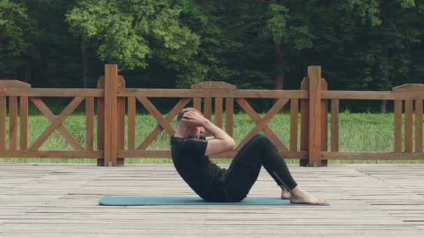 Outdoor Exercising Man Works Out Fresh Air Pumping His Abdominal — Αρχείο Βίντεο