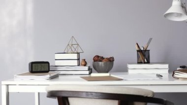 Çalışma alanı. Post-minimalist iç tasarım. Tertemiz.